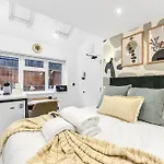 Experience London In A Unique & Vibrant Studio
