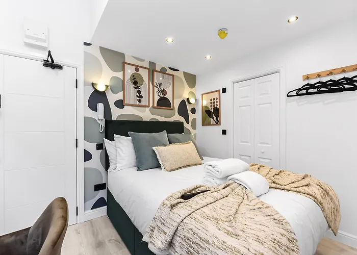 Experience London In A Unique & Vibrant Studio