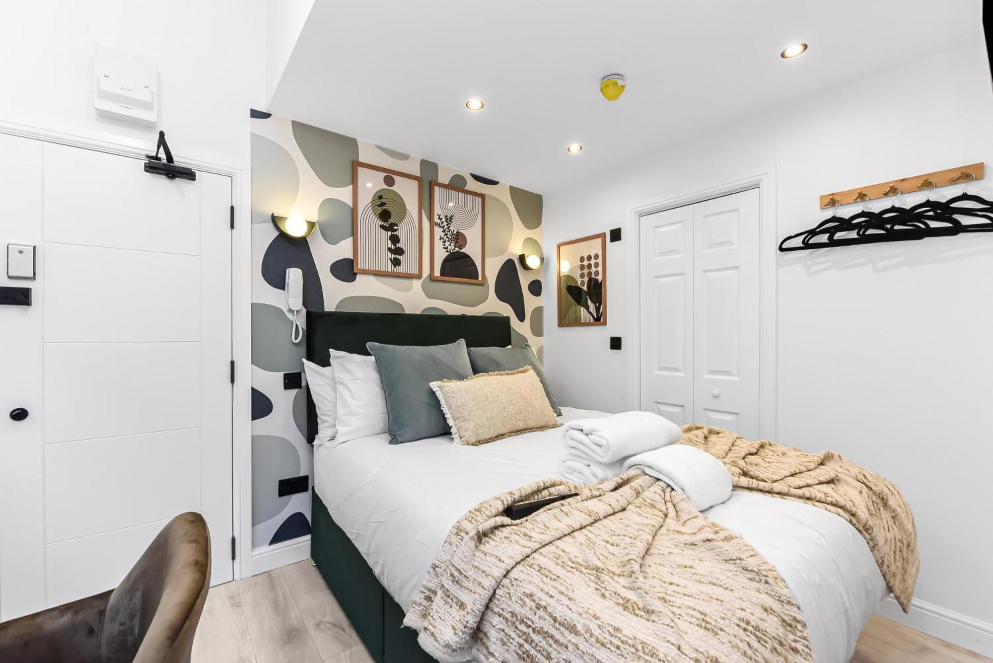 Experience In A Unique & Vibrant Apartment London