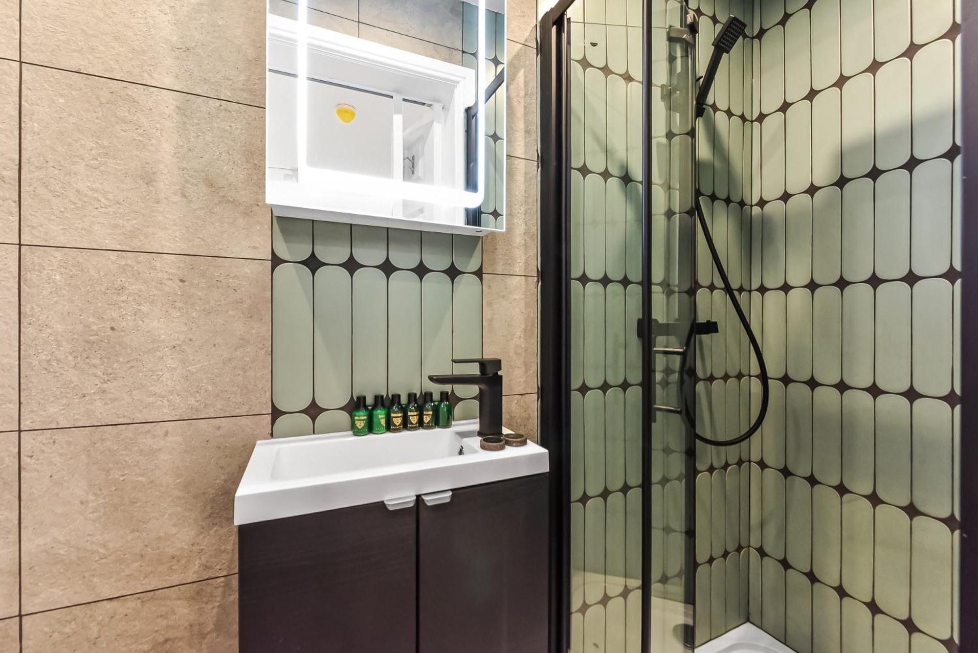 Experience In A Unique & Vibrant Apartment *